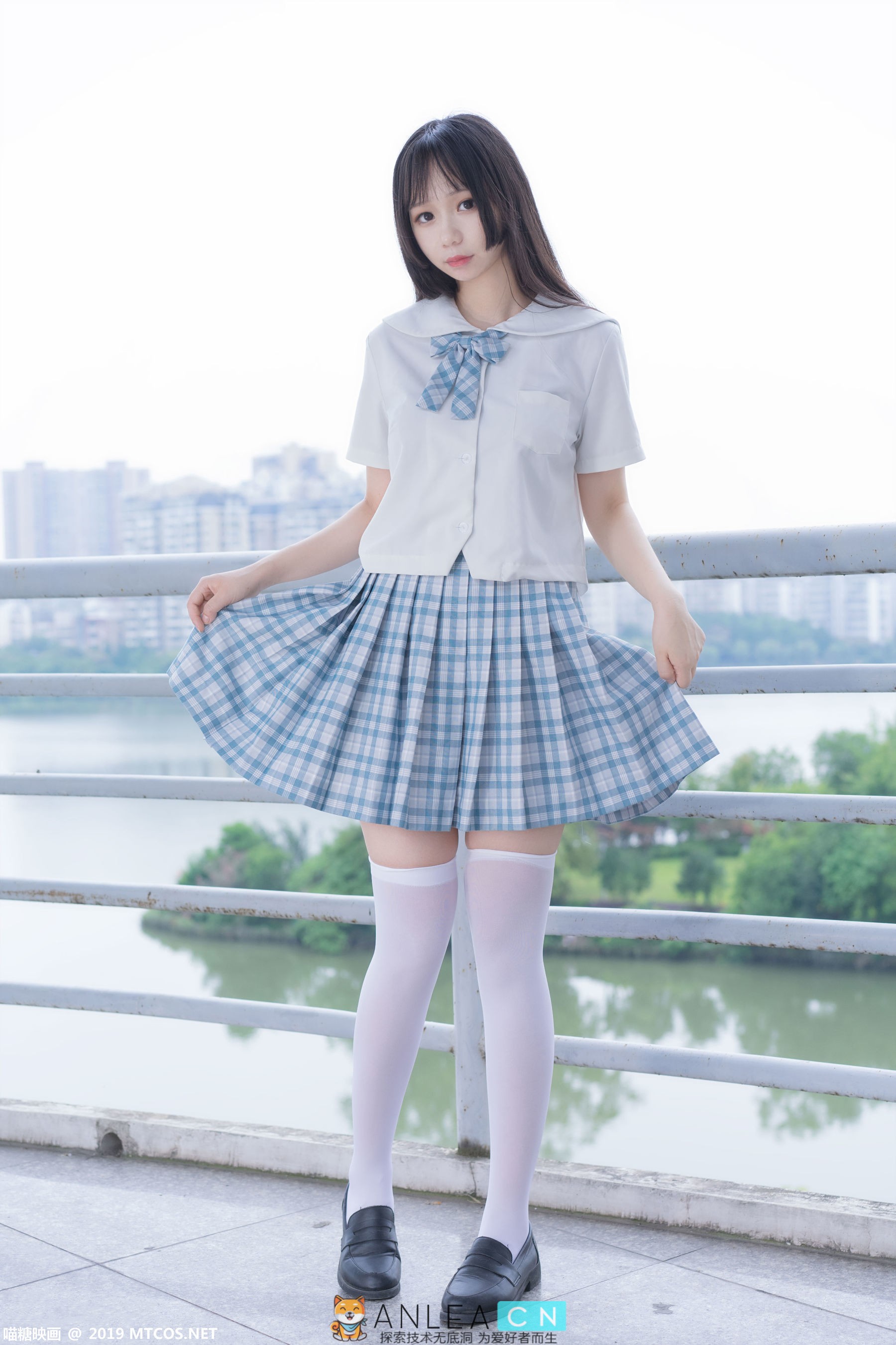 福利美图 白丝格子裙少女